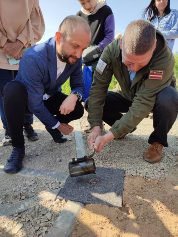 Strūves ģeodēziskā loka Palsmanes punktā vietā ieliets simbolisks svina lējums.