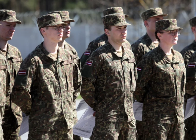 Стало известно, во сколько Латвии обойдется введение гражданской службы СГО