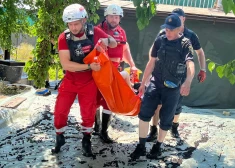 На раздаточной фотографии, опубликованной пресс-службой Государственной службы по чрезвычайным ситуациям (ГСЧС) Украины, видно, как волонтеры и спасатели эвакуируют людей в Херсонской области, южная Украина, 06 июня 2023 года, на фоне российского вторжения.
