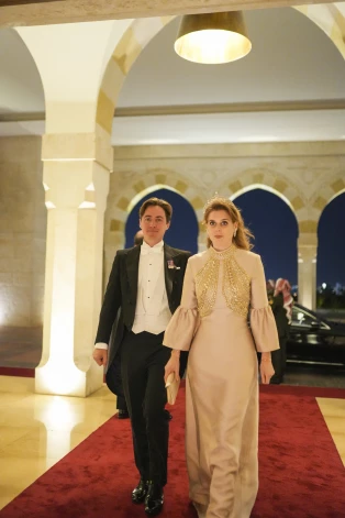 Princese Beatrise ar vīru Jordānijas kroņprinča Huseina kāzās.