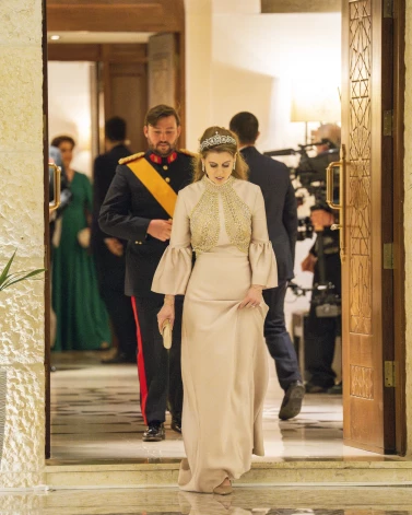 Princese Beatrise bija rotājusies ar savas mammas kāzu diadēmu.