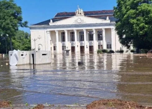 Applūdusī Novaja Kahovka (ekrānuzņēmums)