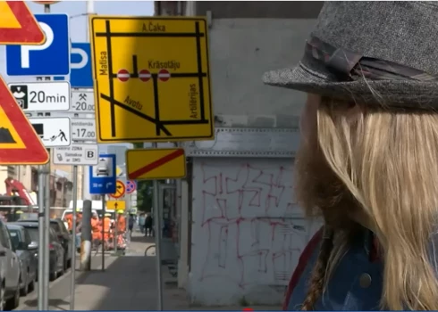 "Хаос и бардак!": жители сообщают о лабиринте столбов и дорожных знаков на улице Матиса в Риге