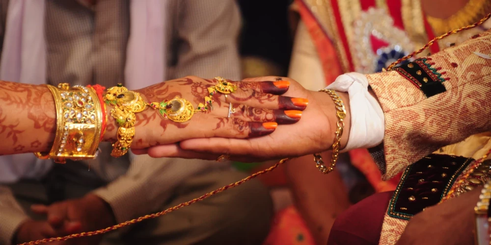 Gandrīz kā Romeo un Džuljeta — jauniešu kāzas Indijā noslēdzas nelāgi