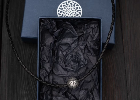 Kolekcijā "Basketbols" ir divas rotas - kulons un aproce, kuru vienojošais motīvs ir stilizēta sudraba basketbola bumba.