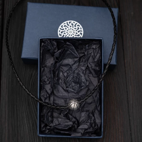 Kolekcijā "Basketbols" ir divas rotas - kulons un aproce, kuru vienojošais motīvs ir stilizēta sudraba basketbola bumba.