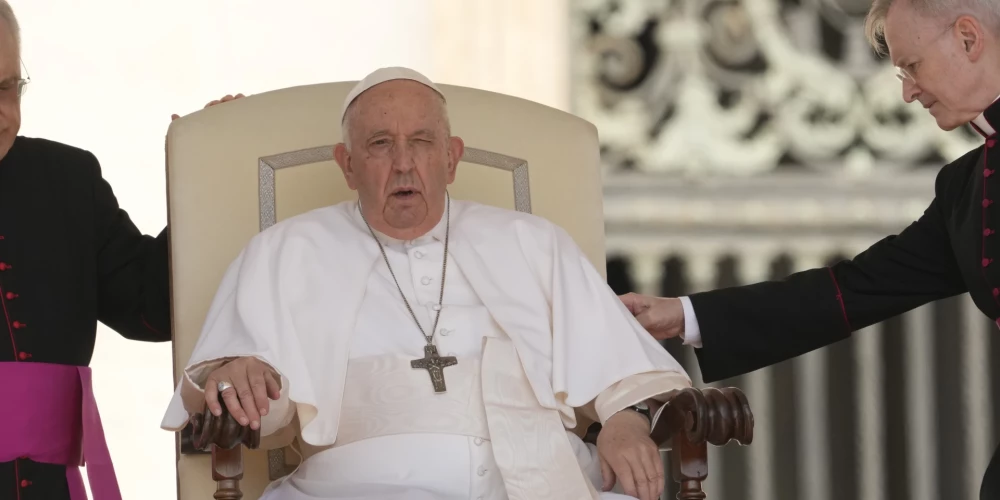 Vatikāns: Pāvestam pēc trīs stundas ilgās operācijas komplikāciju nav