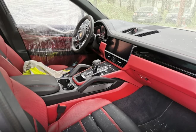 Салон выставленного на аукцион Porsche Cayenne S. (Фото: 360TVZIŅneši)