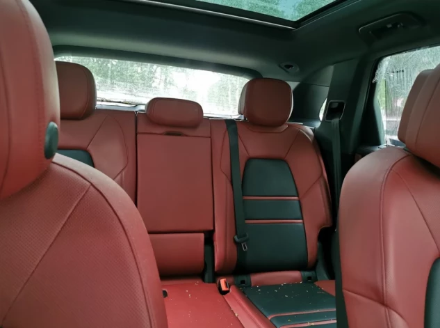 Кожаный салон выставленного на торги Porsche Cayenne S. (Фото: 360TVZIŅneši)