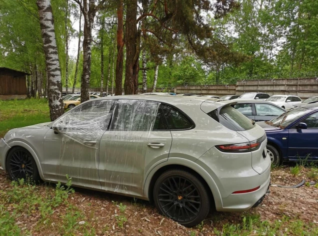 Porsche был поврежден: разбито одно из окон и повреждена передняя часть автомобиля. (Фото: 360TVZIŅneši)