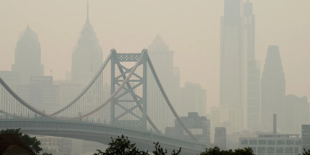 Dūmi no Kanādas mežu ugunsgrēkiem izraisa nebijušu smogu Ņujorkā