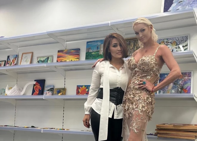 Волочкова пришла на фестиваль для пенсионеров в прозрачном платье с огромным декольте