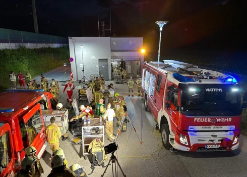 ФОТО: в Австрии в тоннеле загорелся поезд; более 150 человек эвакуировали