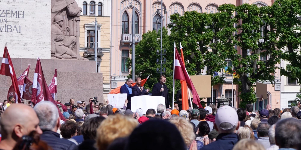Шлесерс и Росликов на пикете против правительства.