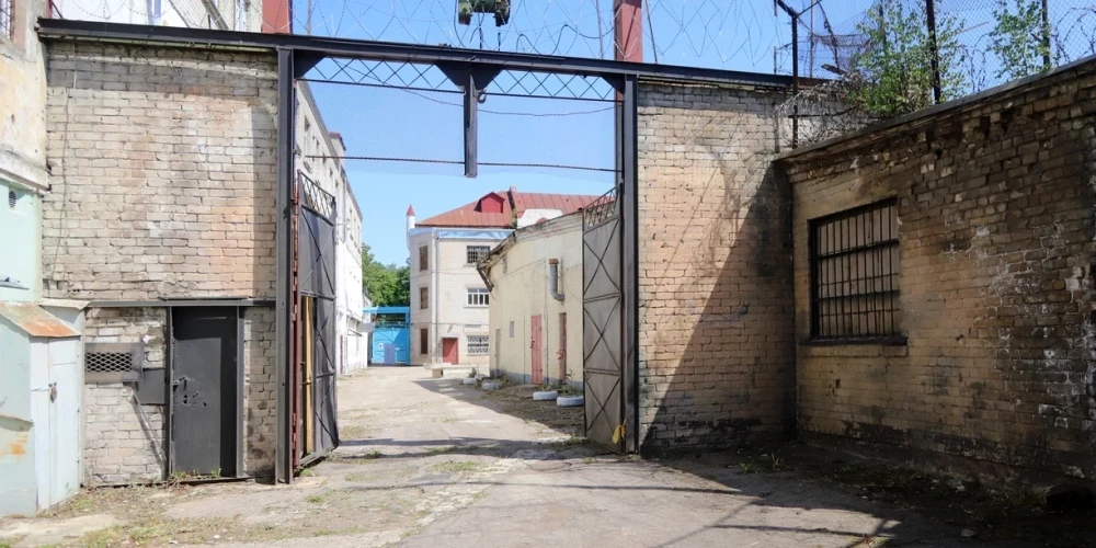ФОТО: место, где сидели особо опасные преступники - как сейчас выглядит заброшенная тюрьма Браса