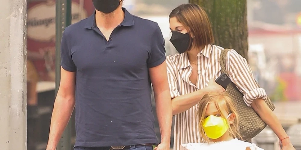 Брэдли Купер с дочерью появились на улице в масках из-за сильного смога в Нью-Йорке