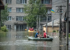 Vietējie iedzīvotāji kuģo ar laivām applūdušajā ielā evakuācijas laikā no applūdušās zonas pēc Kahovkas HES pārrāvuma Krievijas uzbrukuma laikā Ukrainai Hersonā, Ukrainā 2023. gada 8. jūnijā. 