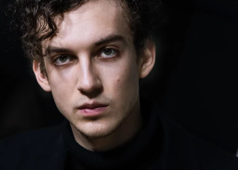 "JRT, šķiet, esmu redzējis visas izrādes. Parasti sēdēju pēdējā – lētākajā – rindā. Nekad nedomāju, ka pats spēlēšu uz skatuves, nebija man tādu sapņu. Bet tagad esmu uz skatuves kopā ar Daudziņu, Kļaviņu, Broku…"  stāsta jaunais aktieris Gerds Lapoška.