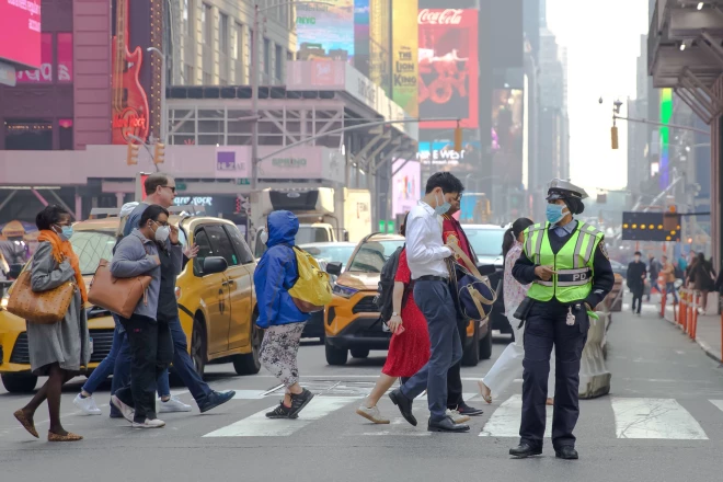2023. gada 8. jūnijs, Ņujorka, ASV: Šo ceturtdien, 8. jūnijā, ASV Taimskvēra rajonā Ņujorkā ir redzami cilvēki ar sejas aizsargmaskām. Gaisa kvalitāte Ņujorkā joprojām ir zema Kanādas mežu ugunsgrēku dēļ.