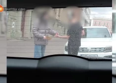 Один и тот же молодой человек встречается с клиентами на улице Блауманя и передает упаковки желтого цвета, получая взамен наличные. (Фото: скриншот видео TV3)