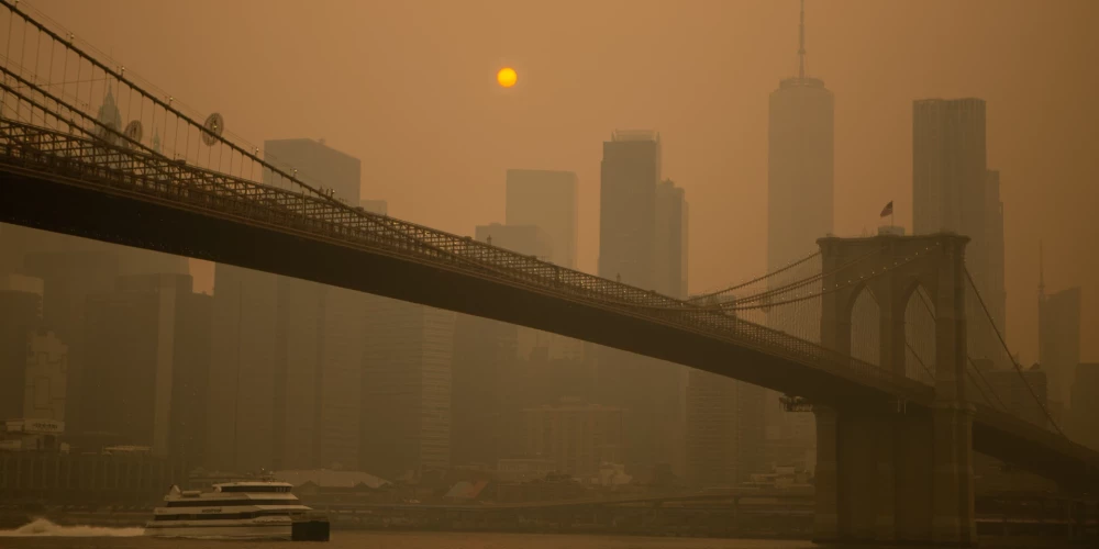 FOTO: apokaliptiski skati pārņem ASV. Miljoniem cilvēku spiesti vilkt maskas Kanādas ugunsgrēku dēļ