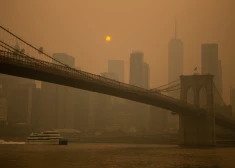 FOTO: apokaliptiski skati pārņem ASV. Miljoniem cilvēku spiesti vilkt maskas Kanādas ugunsgrēku dēļ