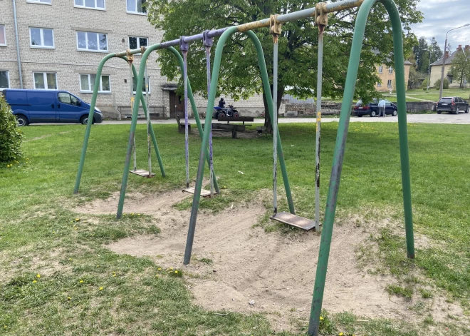 Daudzos bērnu rotaļu laukumos šūpolēs ir arhaiskas cietās piekares.