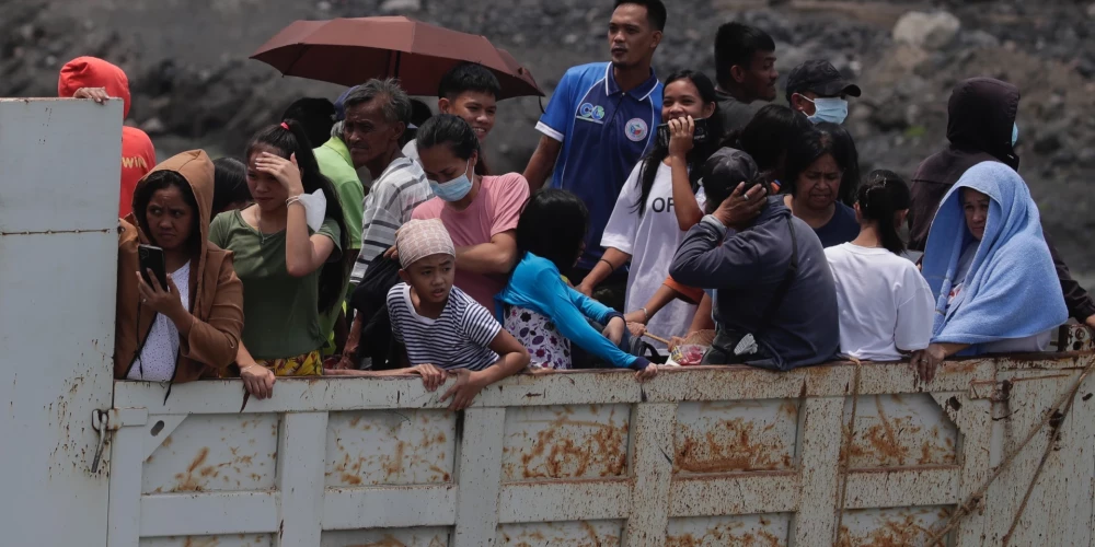 Filipīnās no vulkāna apkārtnes sākta 10 000 cilvēku evakuācija