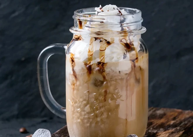 Aukstās kafijas dzērieni karstām vasaras dienām