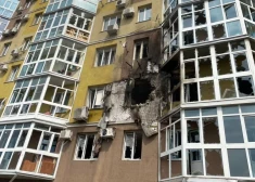 Взрыв повредил не только саму многоэтажку, но также вызвал пожар на крыше в доме напротив. (Фото: NEXTA / Twitter)