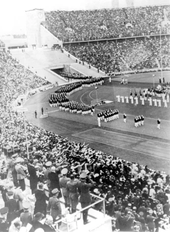 1936. gada olimpisko spēļu atklāšana Berlīnē. Toreiz daudz tika runāts par iespēju boikotēt spēles Vācijā valdošā režīma dēļm taču beigās neieradās vien pāris valstis, bet vācieši sarīkoja teju vai paraugolimpiādi.