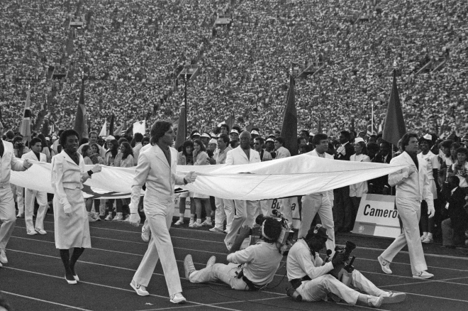 Losandželosa 1984, Amerikāņu sportisti atklāšanas ceremonijā nes olimpisko karogu. PSRS karogu šajā pasākumā bija velti meklēt.