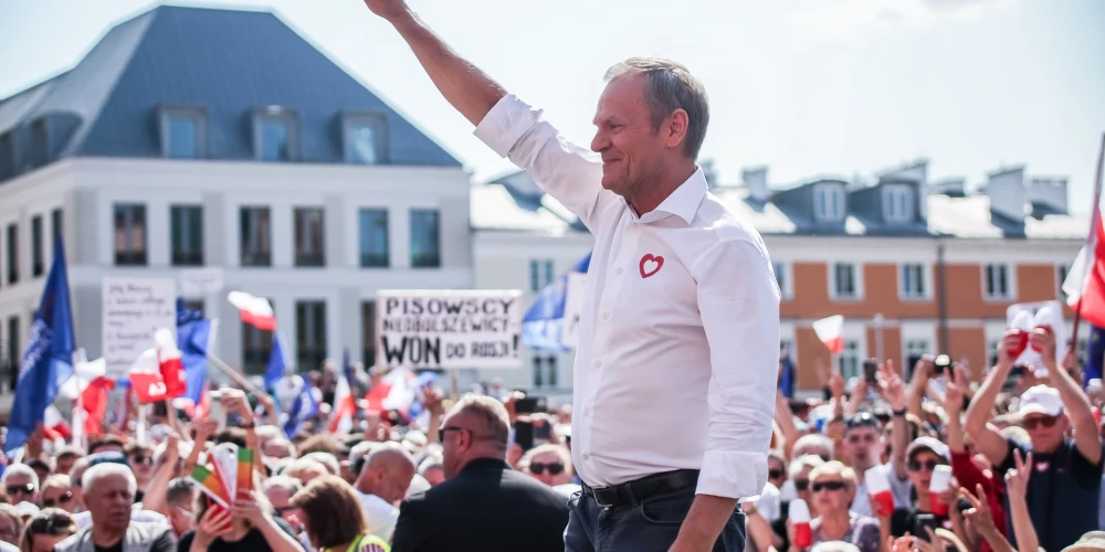Eiropas Padomes kādreizējais prezidents Donalds Tusks piedalās pret valdošo partiju vērstā protesta akcijā.