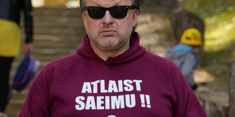 Saeimas deputāts Ainārs Šlesers sarunu festivāla "Lampa" pirmajā dienā Cēsu pils parkā.