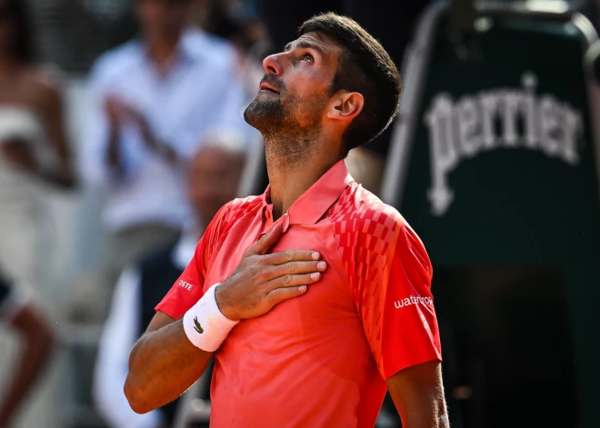 Džokovičs uzvar savainoto Alkarasu un sasniedz "French Open" finālu