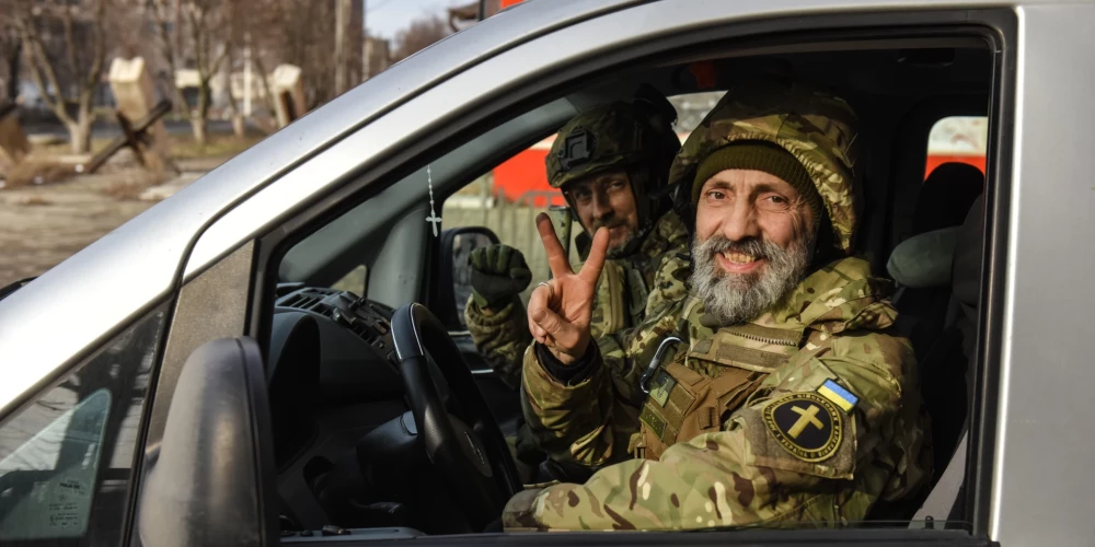 Zelenskis slavē ukraiņu karavīru varonību smagajās kaujās