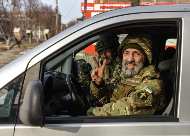 Zelenskis slavē ukraiņu karavīru varonību smagajās kaujās