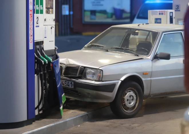 Šovakar, 9. jūnijā, pasažieru auto ietriecās degvielas uzpildes stacijā "Virši" Pērnavas ielā, Rīgā.