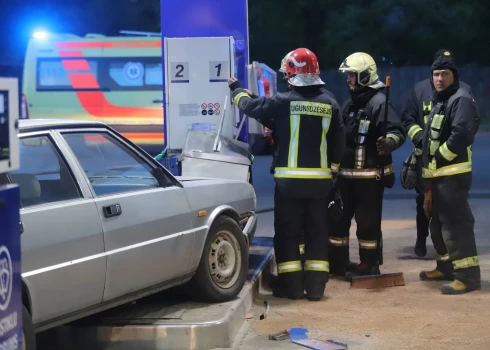 FOTO: Rīgā auto vadītājs sajauc pedāļus un ieskrien benzīntankā