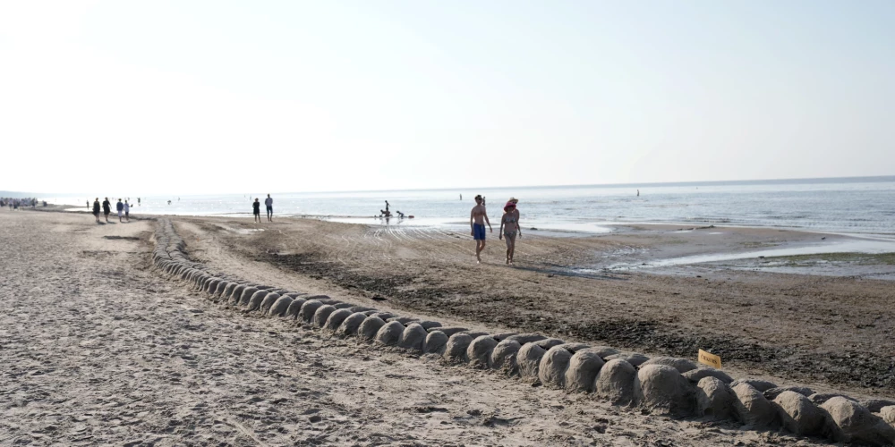   На выходных в море не искупаться: температура воды в Юрмале опустилась до +12 градусов, в Вецаки - до +14 градусов
