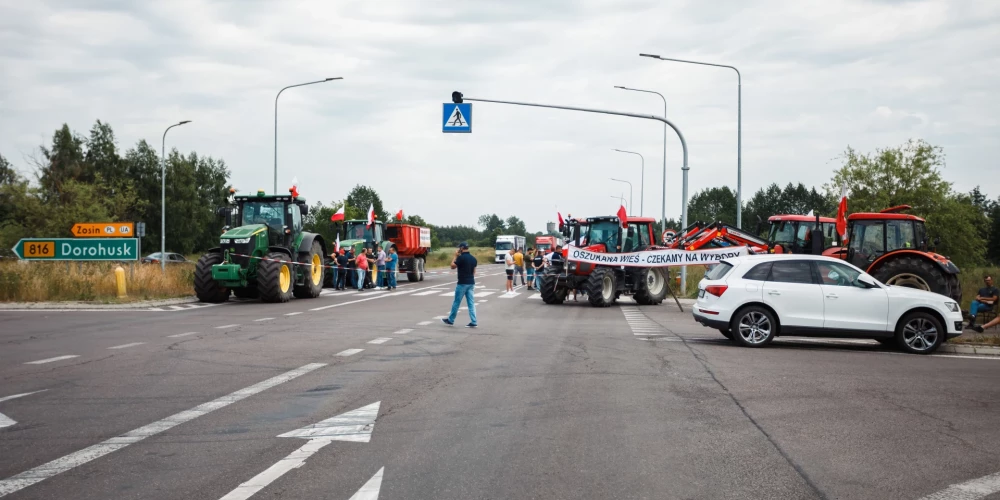 Poļu zemnieki ar traktoriem bloķē ceļus; pie Polijas-Ukrainas robežas izveidojušās garas automašīnu rindas
