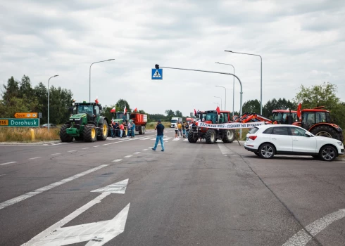 Poļu lauksaimnieki protestē pret cenu kritumu, ko izraisījis graudu un citu lauksaimniecības produktu imports no Ukrainas. Viņi arī vēlas pievērst uzmanību tam, ka Polijas valdības apsolītā finansiālā palīdzība vēl nav saņemta.