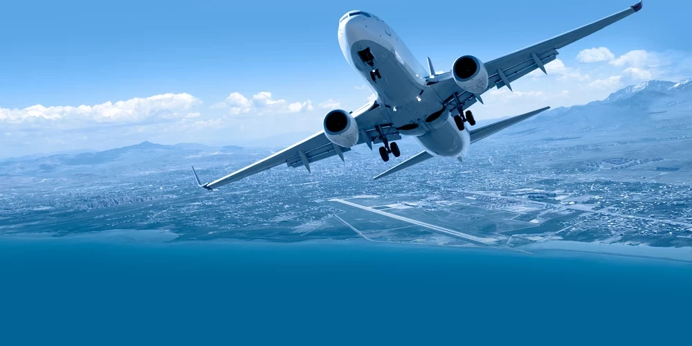 Aviopasažieriem jaunas neērtības: klimata pārmaiņas veicina turbulences