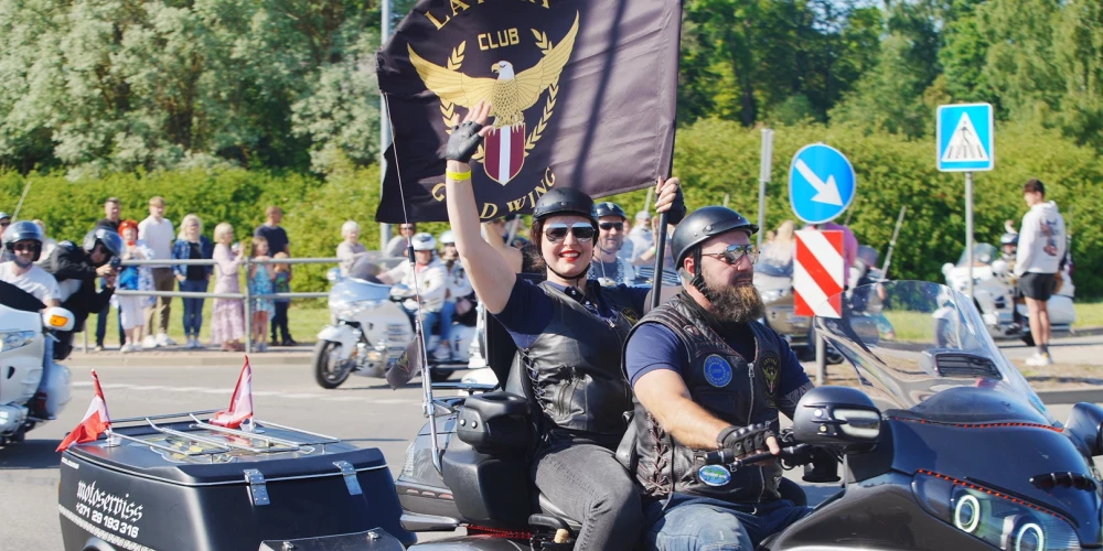 FOTO: ar vērienīgu motociklu parādi Balvos ierībina festivālu "Motociklu vasara"