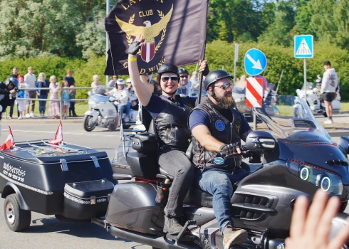 FOTO: ar vērienīgu motociklu parādi Balvos ierībina festivālu "Motociklu vasara"