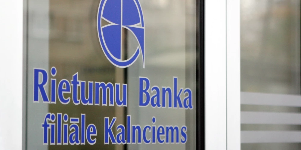 "Rietumu banka" piešķīrusi 50 000 eiro Latvijas Hokeja federācijai