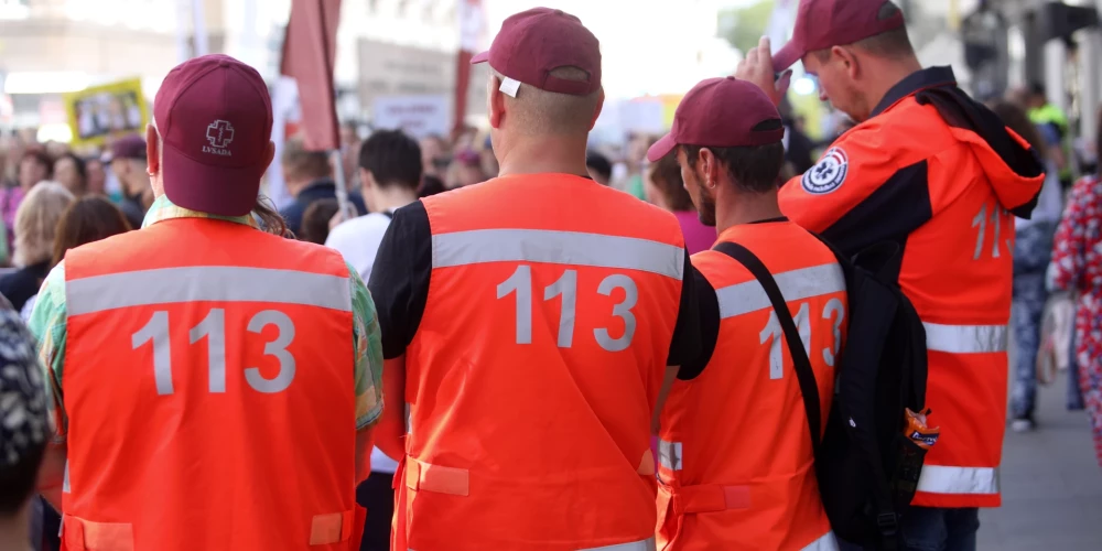 Latvijas Veselības un sociālās aprūpes darbinieku arodbiedrības rīkotā protesta akcija pie Veselības ministrijas, kuras mērķis ir aizstāvēt veselības aprūpes nozares darbinieku ekonomiskās un profesionālās intereses.