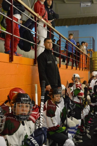 Miķelis Rēdlihs tagad hokeja gudrībās apmāca Ozolnieku mazos ķiparus. Un viņš ir arī treneris Jelgavas novada meiteņu un sieviešu hokeja komandai.