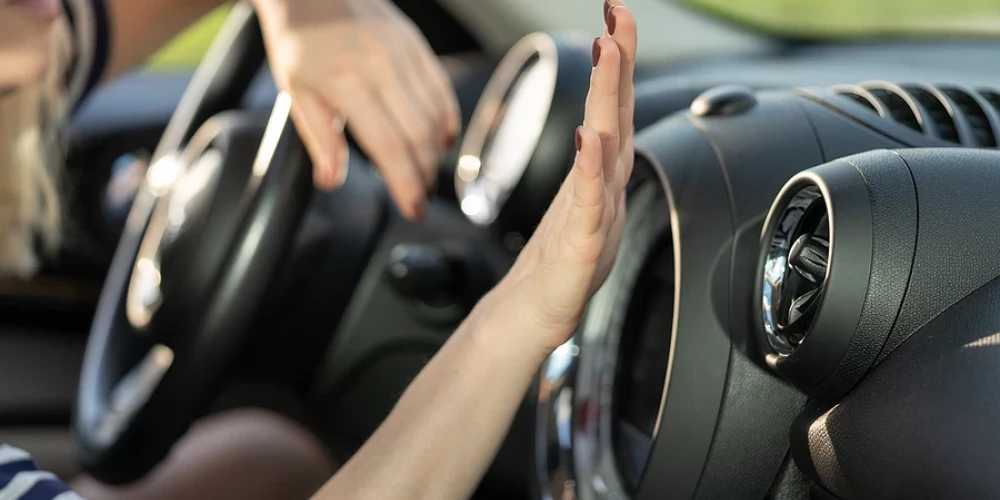 Статистика показывает, что в хорошую погоду аварии случаются чаще. 