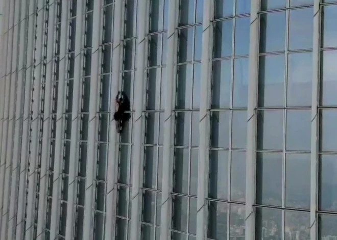Человек-паук пытался взобраться без страховки на пятое по высоте здание в мире